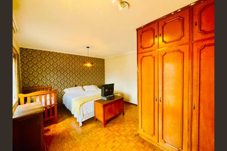 Casa à venda com 211m², 4 quartos e 2 vagas Casa à venda com 211m², 4 quartos e 2 vagasQuarto 1