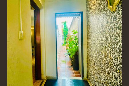 Casa à venda com 211m², 4 quartos e 2 vagas Casa à venda com 211m², 4 quartos e 2 vagasCorredor lateral