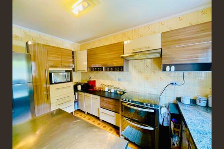 Casa à venda com 211m², 4 quartos e 2 vagas Casa à venda com 211m², 4 quartos e 2 vagasCozinha