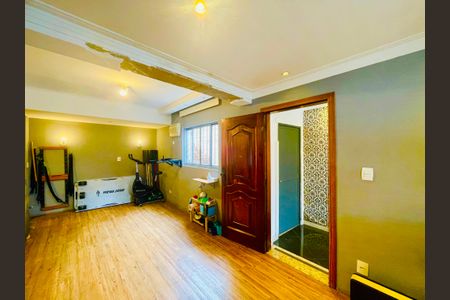 Casa à venda com 211m², 4 quartos e 2 vagas Casa à venda com 211m², 4 quartos e 2 vagasSala