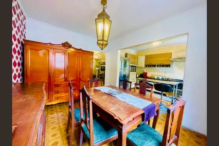 Casa à venda com 211m², 4 quartos e 2 vagas Casa à venda com 211m², 4 quartos e 2 vagasSala de Jantar