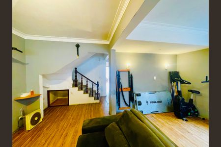 Casa à venda com 211m², 4 quartos e 2 vagas Casa à venda com 211m², 4 quartos e 2 vagasSala