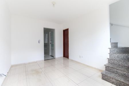 Casa à venda com 98m², 2 quartos e 2 vagas Casa à venda com 98m², 2 quartos e 2 vagasSala