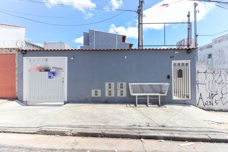 Casa à venda com 98m², 2 quartos e 2 vagas Casa à venda com 98m², 2 quartos e 2 vagasFachada