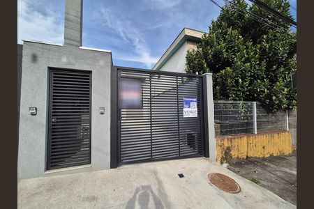Casa à venda com 120m², 3 quartos e 2 vagas Casa à venda com 120m², 3 quartos e 2 vagasFachada