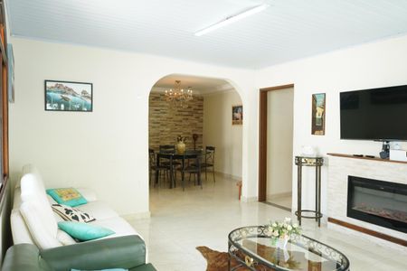 Casa à venda com 180m², 4 quartos e 3 vagasSala