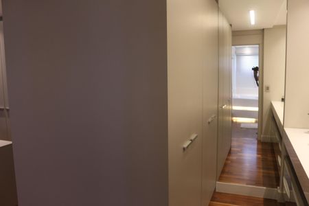 Apartamento à venda com 244m², 3 quartos e 4 vagasBanheiro da Suíte 3