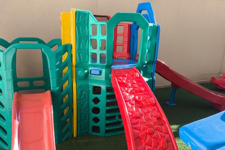 Apartamento à venda com 244m², 3 quartos e 4 vagas Apartamento à venda com 244m², 3 quartos e 4 vagasÁrea comum - Playground