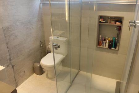 Apartamento à venda com 244m², 3 quartos e 4 vagasBanheiro da Suíte 1