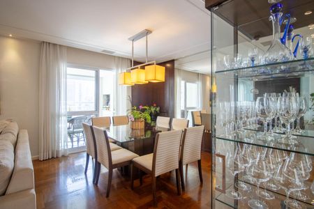 Apartamento à venda com 248m², 4 quartos e 4 vagas Apartamento à venda com 248m², 4 quartos e 4 vagasSala