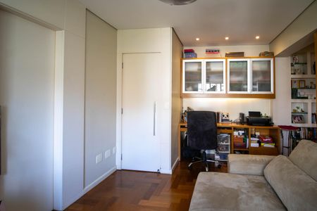 Apartamento à venda com 248m², 4 quartos e 4 vagas Apartamento à venda com 248m², 4 quartos e 4 vagasEscritório