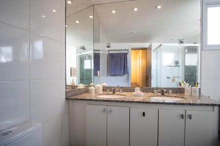 Apartamento à venda com 248m², 4 quartos e 4 vagas Apartamento à venda com 248m², 4 quartos e 4 vagasBanheiro Suíte 3