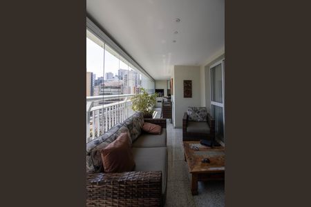 Apartamento à venda com 248m², 4 quartos e 4 vagas Apartamento à venda com 248m², 4 quartos e 4 vagasSacada da Sala