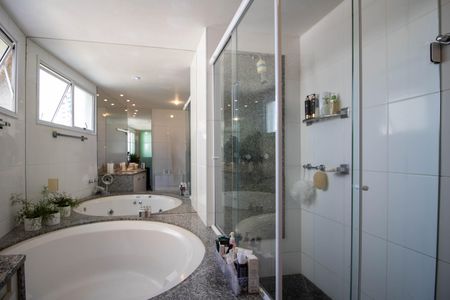 Apartamento à venda com 248m², 4 quartos e 4 vagas Apartamento à venda com 248m², 4 quartos e 4 vagasBanheiro Suíte 3