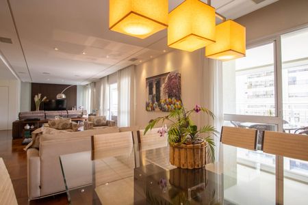 Apartamento à venda com 248m², 4 quartos e 4 vagas Apartamento à venda com 248m², 4 quartos e 4 vagasSala