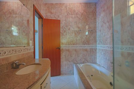 Casa à venda com 450m², 3 quartos e 4 vagasBanheiro da Suíte