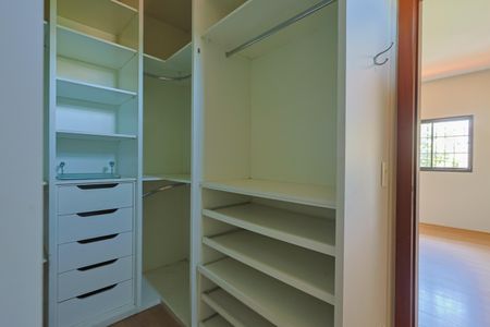 Casa à venda com 450m², 3 quartos e 4 vagasCloset da suíte