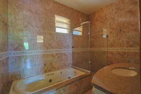 Casa à venda com 450m², 3 quartos e 4 vagasBanheiro da Suíte