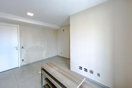 Sala de kitnet/studio para alugar com 2 quartos, 50m² em Vila Firmiano Pinto, São Paulo
