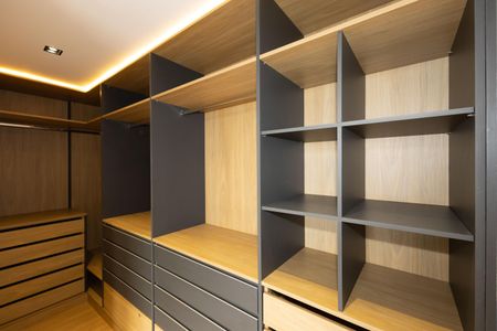 Apartamento à venda com 130m², 3 quartos e 3 vagasCloset da suíte 1