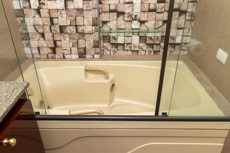 Apartamento à venda com 130m², 3 quartos e 2 vagas Apartamento à venda com 130m², 3 quartos e 2 vagasBanheiro da Suíte