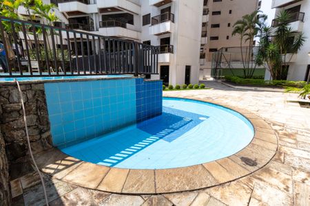 Apartamento à venda com 130m², 3 quartos e 2 vagas Apartamento à venda com 130m², 3 quartos e 2 vagasÁrea Comum - Piscina