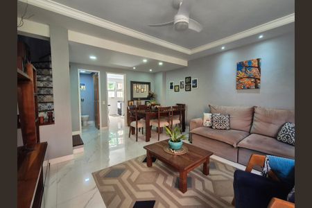 Casa de condomínio à venda com 174m², 4 quartos e 2 vagas Casa de condomínio à venda com 174m², 4 quartos e 2 vagasSala