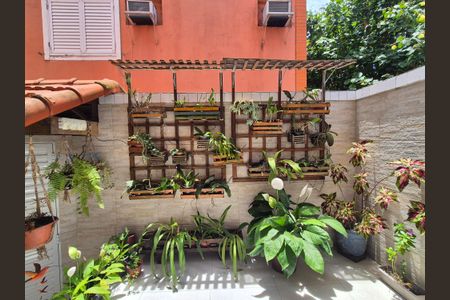 Casa de condomínio à venda com 174m², 4 quartos e 2 vagas Casa de condomínio à venda com 174m², 4 quartos e 2 vagasÁrea externa