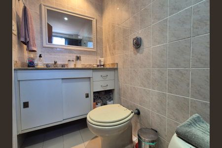 Casa de condomínio à venda com 174m², 4 quartos e 2 vagas Casa de condomínio à venda com 174m², 4 quartos e 2 vagasBanheiro suite 1