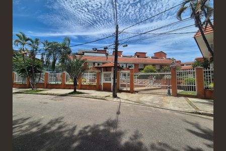 Casa de condomínio à venda com 174m², 4 quartos e 2 vagas Casa de condomínio à venda com 174m², 4 quartos e 2 vagasFachada