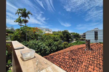 Casa de condomínio à venda com 174m², 4 quartos e 2 vagas Casa de condomínio à venda com 174m², 4 quartos e 2 vagasSacada