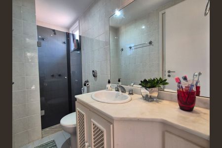 Casa de condomínio à venda com 174m², 4 quartos e 2 vagas Casa de condomínio à venda com 174m², 4 quartos e 2 vagasBanheiro suite 2