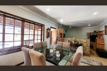 Casa para alugar com 257m², 3 quartos e 4 vagas Casa para alugar com 257m², 3 quartos e 4 vagasSala