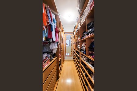 Casa para alugar com 257m², 3 quartos e 4 vagas Casa para alugar com 257m², 3 quartos e 4 vagasCloset Suíte master