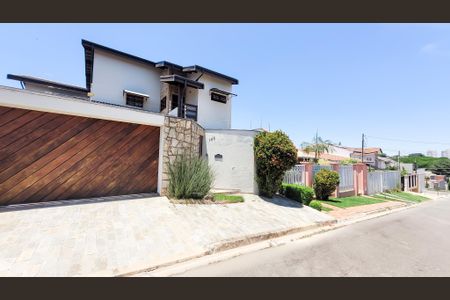 Casa para alugar com 257m², 3 quartos e 4 vagas Casa para alugar com 257m², 3 quartos e 4 vagasFachada