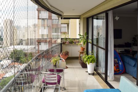 Apartamento à venda com 195m², 4 quartos e 4 vagasVaranda