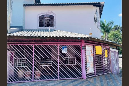 Casa à venda com 156m², 3 quartos e 3 vagasPlaca instalada na fachada do imóvel 