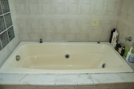 Casa de condomínio para alugar com 380m², 4 quartos e 4 vagasBanheiro da Suíte 4