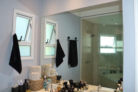 Casa de condomínio para alugar com 380m², 4 quartos e 4 vagasBanheiro da Suíte 4