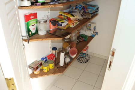 Casa de condomínio para alugar com 380m², 4 quartos e 4 vagasDespensa