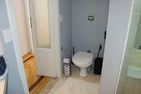 Casa de condomínio para alugar com 380m², 4 quartos e 4 vagasBanheiro da Suíte 4