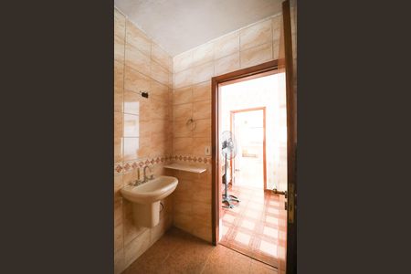 Casa para alugar com 75m², 2 quartos e 1 vaga Casa para alugar com 75m², 2 quartos e 1 vagaBanheiro Social