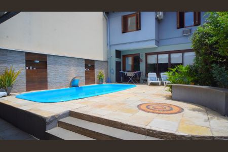 Casa à venda com 274m², 3 quartos e 4 vagasPátio/ piscina / fachada fundos casa 