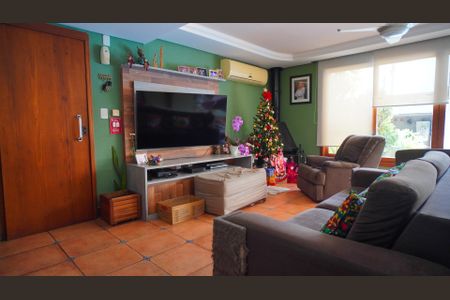 Sala 1 de casa para alugar com 4 quartos, 274m² em Medianeira, Porto Alegre