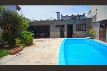 Casa à venda com 274m², 3 quartos e 4 vagasPátio / fachada salão festas 