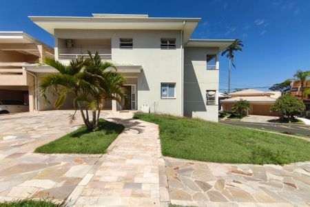 Casa de condomínio para alugar com 600m², 4 quartos e 5 vagas Casa de condomínio para alugar com 600m², 4 quartos e 5 vagasFachada