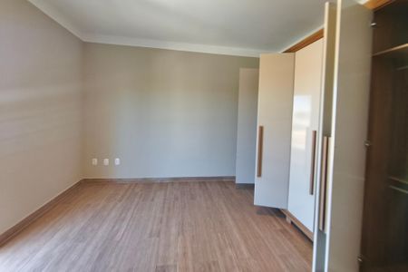 Casa de condomínio para alugar com 600m², 4 quartos e 5 vagas Casa de condomínio para alugar com 600m², 4 quartos e 5 vagasSuíte