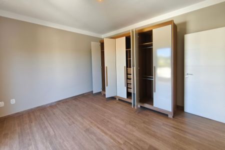 Casa de condomínio para alugar com 600m², 4 quartos e 5 vagas Casa de condomínio para alugar com 600m², 4 quartos e 5 vagasSuíte