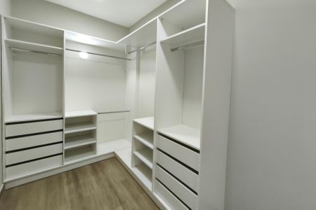 Casa de condomínio para alugar com 600m², 4 quartos e 5 vagas Casa de condomínio para alugar com 600m², 4 quartos e 5 vagasCloset Suíte 3