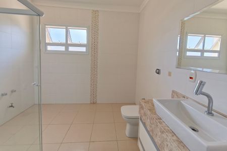 Casa de condomínio para alugar com 600m², 4 quartos e 5 vagas Casa de condomínio para alugar com 600m², 4 quartos e 5 vagasBanheiro Suíte 3